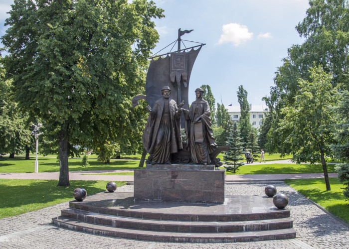 Памятник Петру и Февронии. Фото 1
