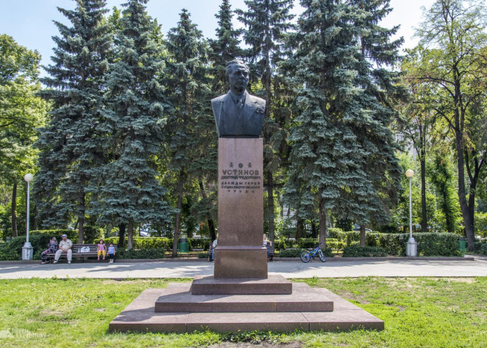 Памятник Д. Ф. Устинову. Фото 1