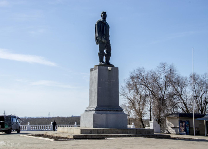 Памятник Валерию Чкалову. Фото 1