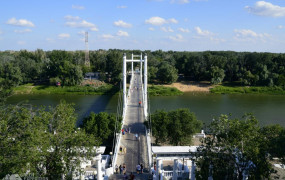 Пешеходный мост через Урал