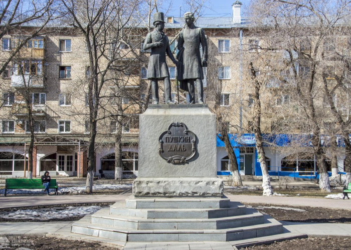 Памятник Пушкину и Далю (Оренбург). Фото 1