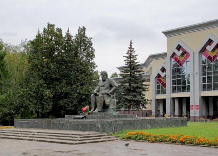 Памятник Яковлеву Чебоксары. Фото 1