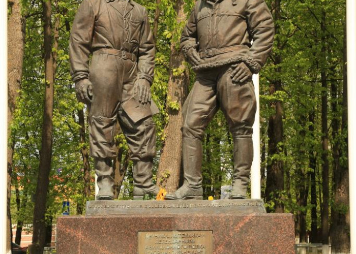 Памятник летчикам полка "Нормандия-Неман". Фото 1