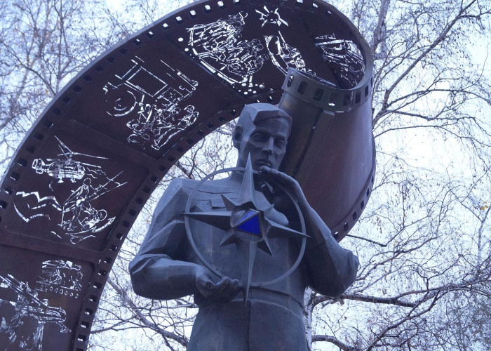 Памятник российскому спасателю. Фото 2