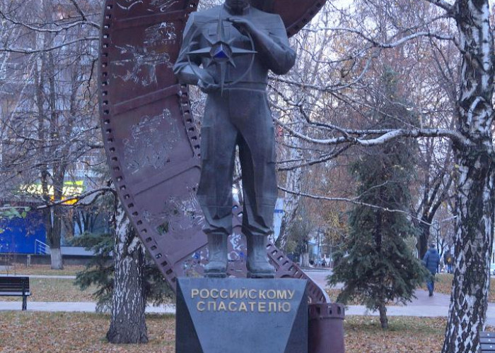 Памятник российскому спасателю. Фото 3
