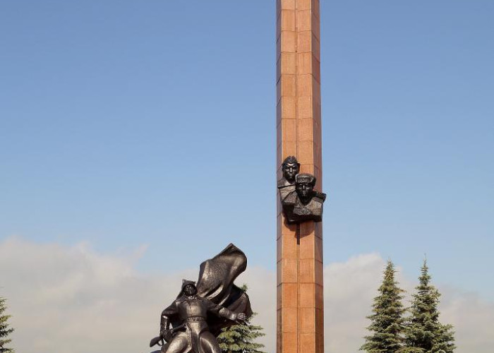 Памятник А.Матросову и М.Губайдуллину. Фото 3