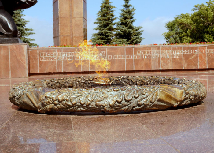 Памятник А.Матросову и М.Губайдуллину. Фото 1