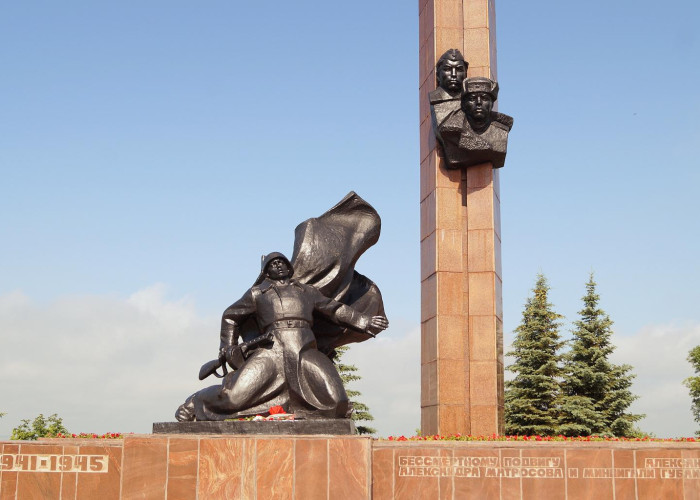 Памятник А.Матросову и М.Губайдуллину. Фото 2