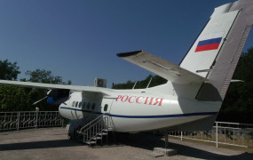 Самолет-памятник Л-410