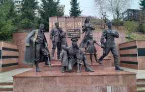 Памятник ушедшим на фронт землякам