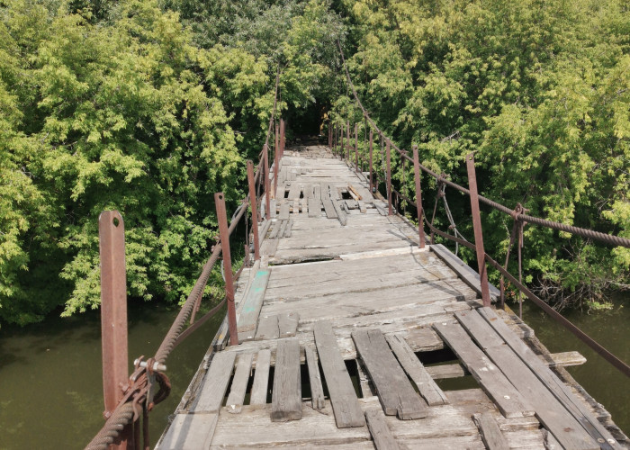 Старый подвесной мост через речку Свияга. Фото 1