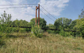 Старый подвесной мост через речку Свияга