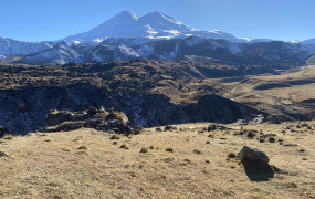 Смотровая площадка с видом на Эльбрус и ущелье